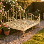 Comment décorer son jardin avec des lits en fer pour un style vintage sans aucun texte
