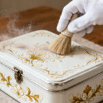 Comment nettoyer une boite en fer blanc décorée sans abîmer les motifs sans aucun texte