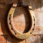 Comment poser un fer à cheval décoratif dans quel sens pour attirer la chance sans aucun texte